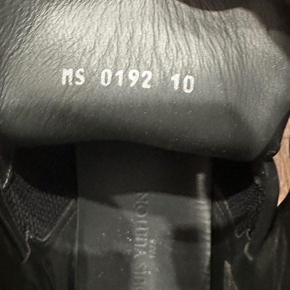 Louis Vuitton Men’s sneaker just the right shoe - Picture 4 of 7